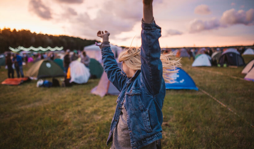 Čo si obliecť v lete na festival? Takto budete módnou ikonou!
